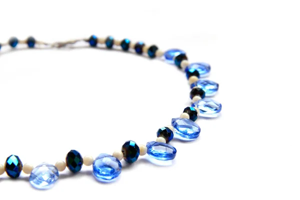 年轻女孩玩圆号白色背景