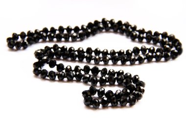 beyaz zemin üzerine siyah boncuklar