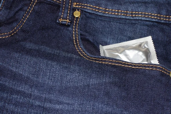 Un préservatif dans une poche de jeans — Photo