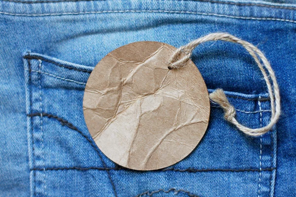 Etiqueta de papel en blanco en jeans — Foto de Stock