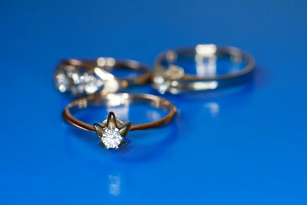 在蓝色背景上的钻石戒指 — 图库照片