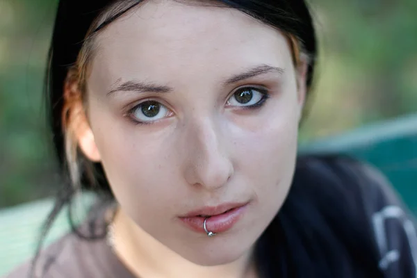 Chica con labio perforado mirando a la cámara — Foto de Stock