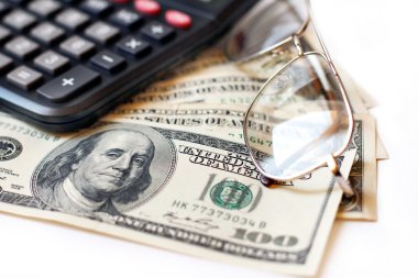 hesap makinesi, dolar ve gözlük