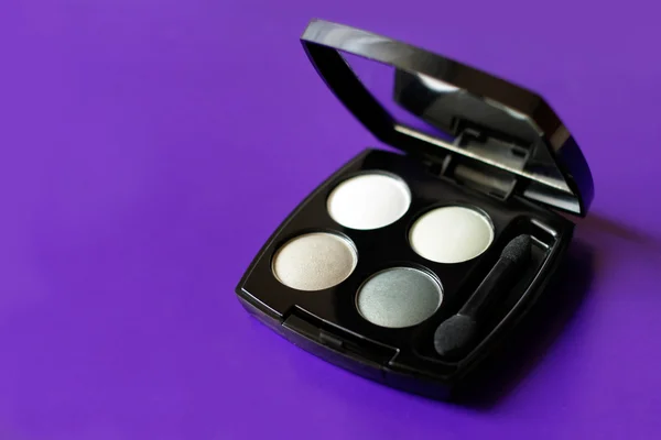 Eyeshadow on violet background — Stock Photo, Image