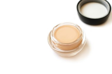 beyaz zemin üzerine cam kavanoza ton krem