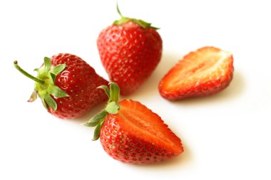 Beyaz arka planda olgun çilekler