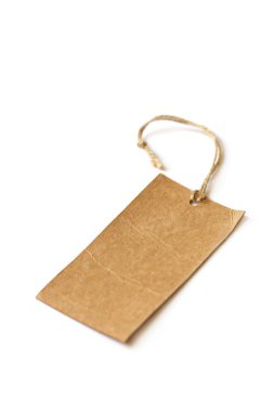 Beyaz zemin üzerine karton boş boş etiket