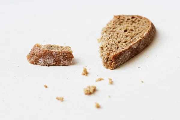 Sneetjes roggebrood en kruimels — Stockfoto