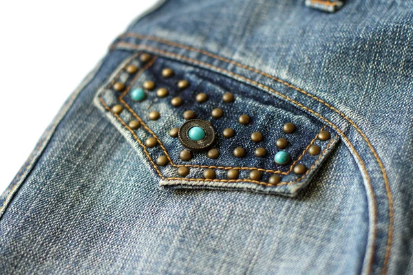 Jeans dekorerade med turkos fragment närbild — Stockfoto
