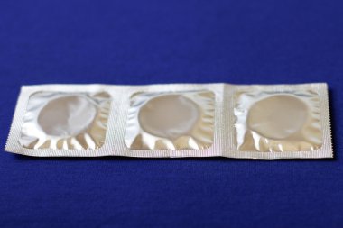 Üç prezervatif paketlenmiş