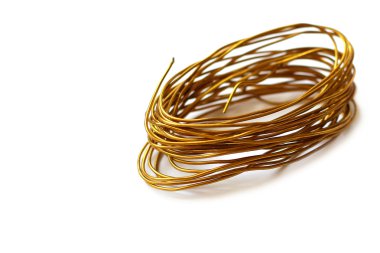 Beyaz arka plan üzerinde bakır tel