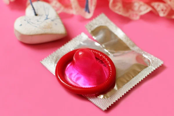 Рожевий презерватив — стокове фото