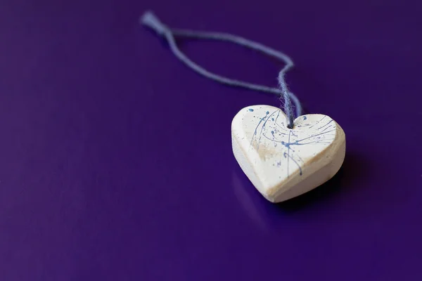 Mavi arka plan üzerinde ahşap beyaz kalp — Stok fotoğraf