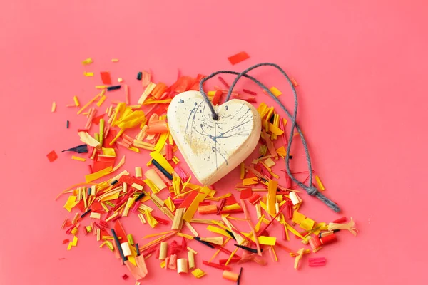 Serca i kolorowy konfetti na różowym tle — Zdjęcie stockowe