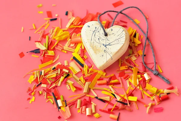 Kalp ve renkli konfeti — Stok fotoğraf