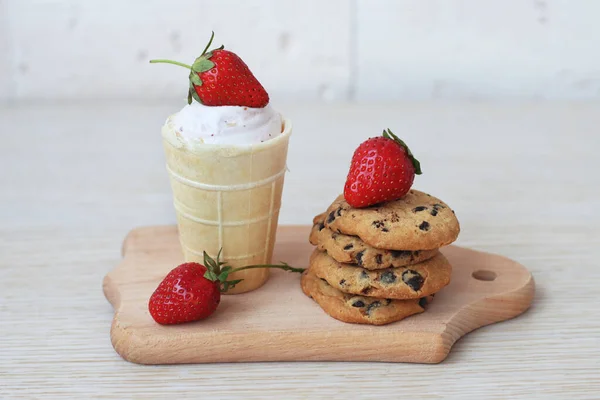 Helado Taza Gofres Con Fresa Fresca Encima Galletas Con Chispas — Foto de Stock