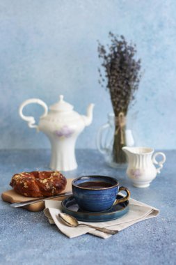 Sütlü ve çörekli kahve, sağlıklı kahvaltı.