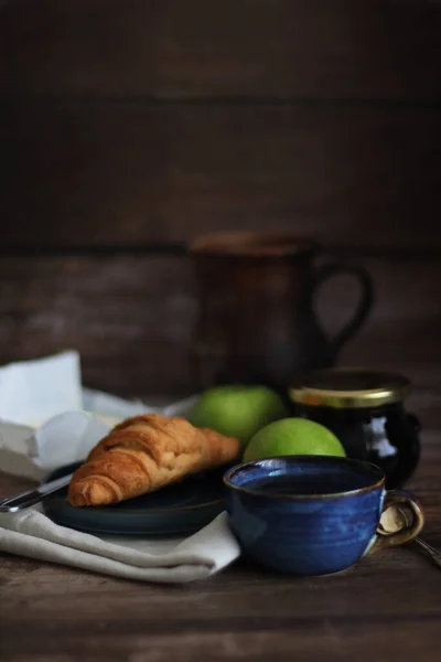 Sana Colazione Rustica Croissant Burro Latte Mele Marmellata Sfondo Legno — Foto Stock