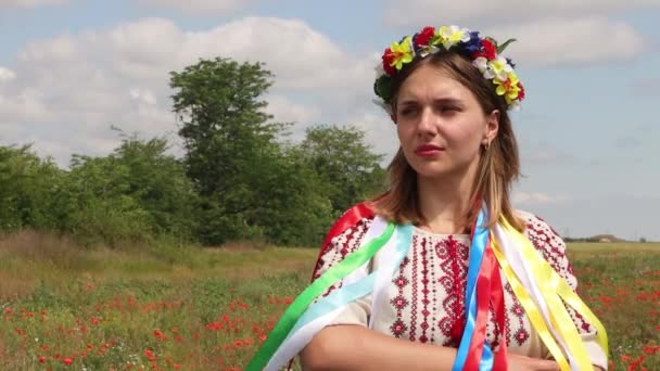 Portrait Jeune Fille Ukrainienne Costume National Avec Une Couronne Fleurs — Video