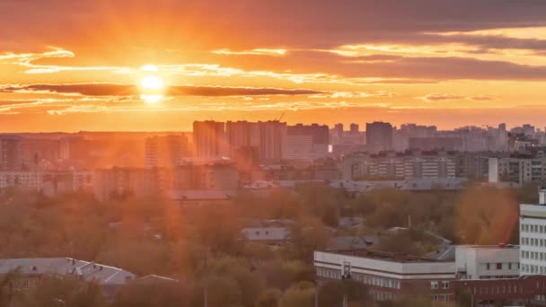 Lapso de tempo de um pôr do sol sobre uma cidade com pequenas nuvens no céu — Vídeo de Stock