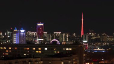 Büyük şehrin ışıkları altında. Geceleri büyük bir megaşelik huzur veriyor. Gece aydınlatması