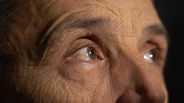 Los ojos de un hombre mayor. Capilares en el globo ocular — Vídeos de Stock
