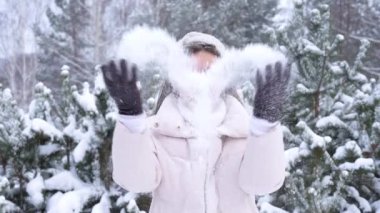 Güzel bir genç kadının portresi.