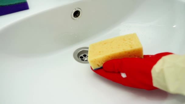 Чистить керамический умывальник в ванной комнате с моющим средством — стоковое видео