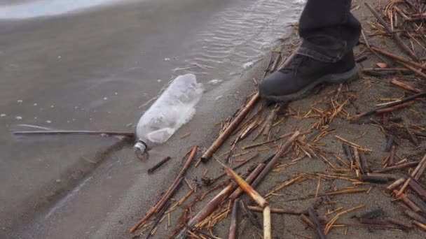 Volontaire collecte les déchets des bouteilles en plastique sur la plage, les ordures sur la plage. Collecte des ordures sur la plage — Video