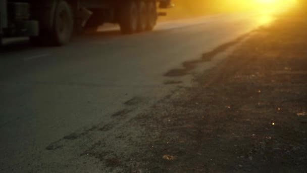Большой грузовик едет по дороге в свете заката — стоковое видео