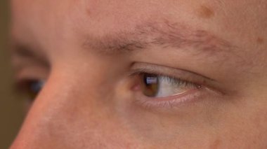 Gözdeki kılcal damarlar. Ekrana bakan yorgun bir adamın gözü. Ekranın gözlerinde yansıma