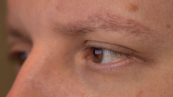 Kapilary na gałce ocznej. Oko zmęczonego człowieka patrzącego w ekran. Refleksja w oczach ekranu — Wideo stockowe