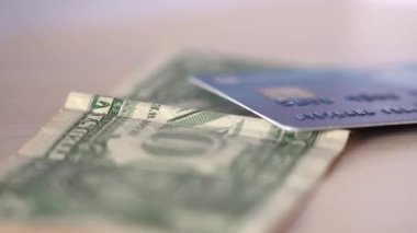 Plastik kartları dolar banknotunun üstüne koymak
