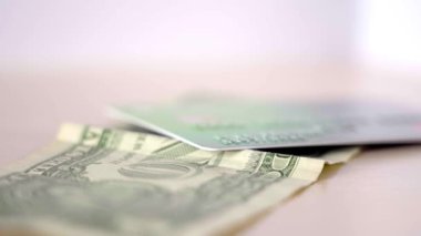 Plastik kartları dolar banknotunun üstüne koymak