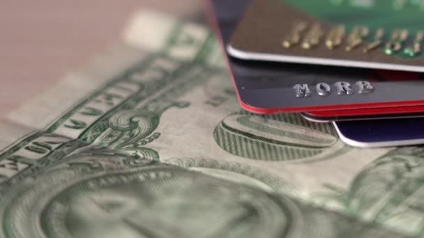 Kładąc plastikowe karty na szczycie rachunku dolara — Wideo stockowe