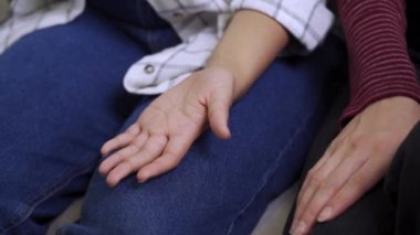 İki genç, çok ırklı kadının elleri. LGBT Lezbiyen Anları Mutluluk Kavramı