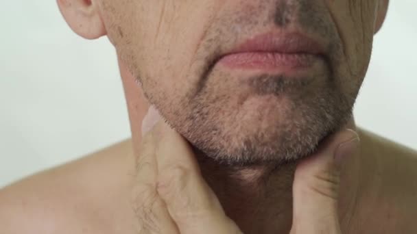 Κοντινό πλάνο του προσώπου ενός άνδρα πριν από το ξύρισμα — Αρχείο Βίντεο