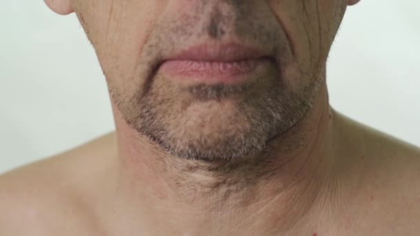 Close-up ของใบหน้าของผู้ชายก่อนที่จะโกน — วีดีโอสต็อก
