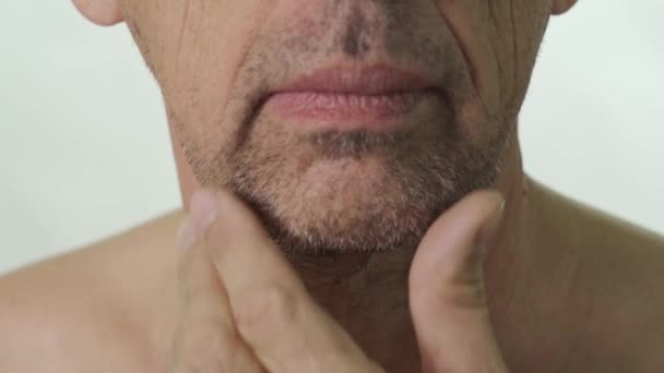 El primer plano de la cara del hombre antes de afeitarse — Vídeo de stock