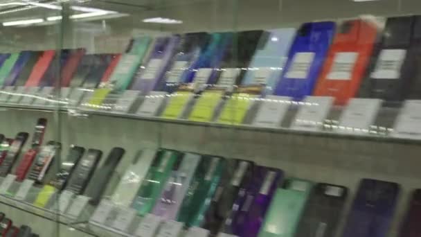 Ekaterimburgo, Rusia - Noviembre 2021: Interior de una tienda de teléfonos celulares y smartphones. Escaparate con teléfonos y accesorios en exhibición. Smartphones en pantalla en la tienda — Vídeo de stock