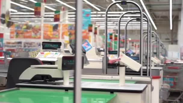 Caisses enregistreuses dans un grand magasin dans un centre commercial. Pas de peuple — Video