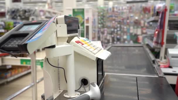 Ταμειακές μηχανές σε ένα μεγάλο κατάστημα σε ένα εμπορικό κέντρο. Όχι άνθρωποι. — Αρχείο Βίντεο