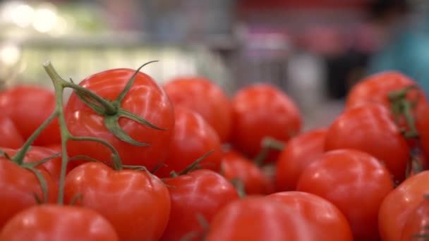 Zralé čerstvé červené rajčata na stojanu v supermarketu