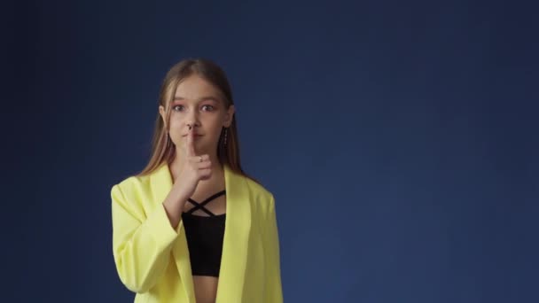 Dívka gestikuluje po tichu s prstem na rtech — Stock video