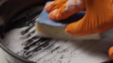 Pan 'ı sünger ve deterjanla yıka. Süngerli Eldiven Kirli Tavayı Yıkar.