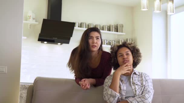 Twee meisjes kijken aandachtig naar het nieuws.. — Stockvideo