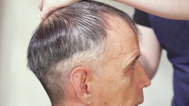 Un hombre mayor de pelo gris en una barbería — Vídeos de Stock