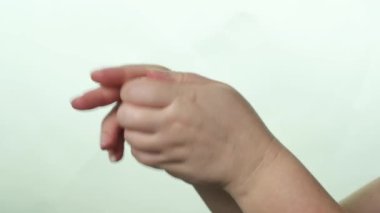 Beyaz Arkaplanda El Kremi Kullanan Yaşlı Kadın