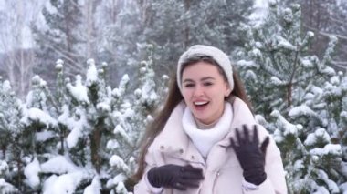 Güzel bir genç kadının portresi.