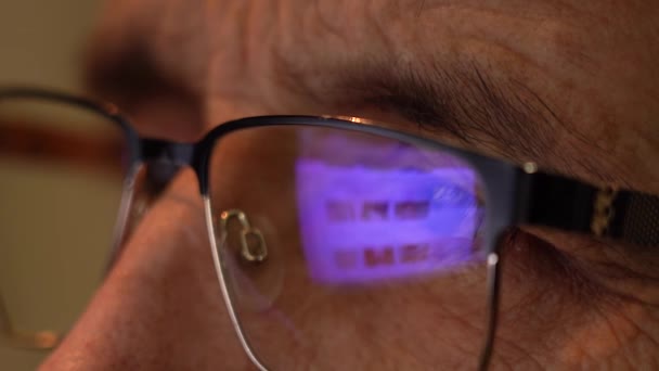 Gözlüklü Bilgisayar ekranının yansıması. Gözlüklü Yaşlı Mans Gözleri — Stok video